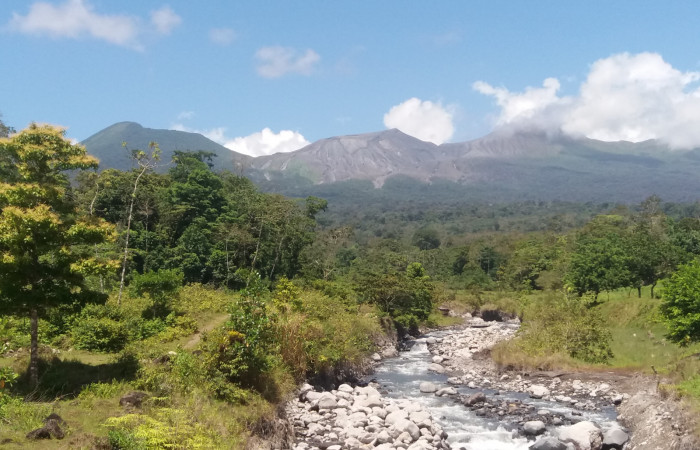 Fig. 1 Volcán Rincon de la Vieja al fondo, Río Penjamo.  Foto, Pabla Umaña, 3 julio 2021.